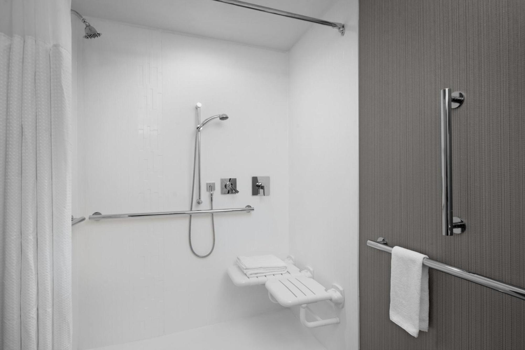Courtyard By Marriott Clearwater Beach Exteriör bild